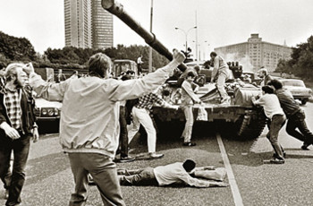 «Який дурень робить переворот у серпні?»