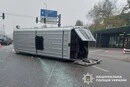 У Києві перекинувся мікроавтобус із пасажирами: шестеро людей у лікарні