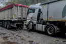 На Вінниччині зіткнулися три вантажівки: водія затисло в салоні (фото)
