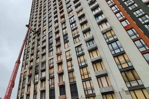 Пошкоджені вікна 26-поверхівки тимчасово закрили OSB-плитам