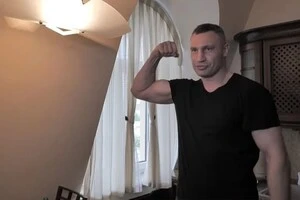 Віталій Кличко проводить екскурсію своєю квартирою