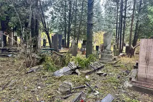 Наслідки російської атаки на кладовище у Рівному
