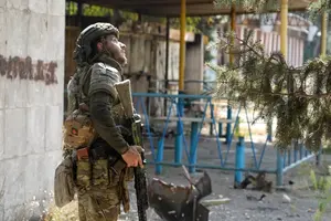 Український військовий стежить за небом у центрі майже безлюдної Дружківки. Тут постійна загроза ударів FPV-дронів. Донбас, 13 вересня 2026 року
