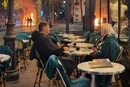 З цигаркою та вином на тлі палаючого Парижу. Пара вразила мережу реакцією на протести (відео) 