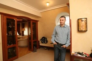 Віталій Кличко у передпокої своєї квартири