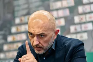 За даними ЗМІ, під час обшуку в голови Нацбанку вилучили два особисті мобільні телефони