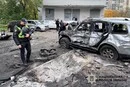 Вирва у дворі та розтрощені авто: наслідки падіння дрона в Деснянському районі (фото)