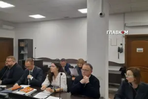 Тетяна Крупа, її чоловік Володимир та адвокати під час засідання Вищого антикорупційного суду
