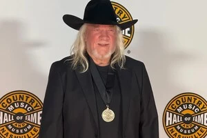 Джон Андерсон є автором хітів «Straight Tequila Night», «Seminole Wind» та «Swingin’»