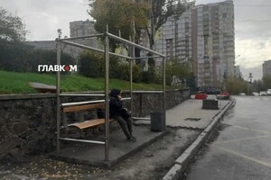 Після скандалу комунальники демонтували скло із зупинки на Лук'янівці