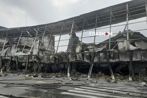 Спалений «Епіцентр», купи скла та руїни. Моторошний фоторепортаж із Оболоні 