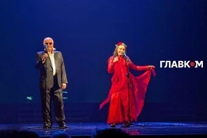 Актриса Лариса Кадочнікова з актором Борисом Вознюком вийша на сцену театру Лесі Українки