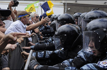 Розпорошену опозицію влада збирає в судах