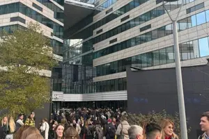 У приміщенні міністерств пролунало оголошення про небезпеку дронів, пілся чого біля будівлі було чути вибухи