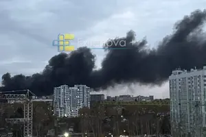 За попередніми даними по заводу влучили чотири ракети