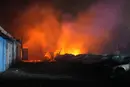 Окупанти вдарили по торговельному об’єкту в Запоріжжі: виникла пожежа