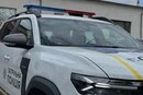 Суд покарав жінку, яка хотіла влучити каменем у працівника ТЦК, а розбила скло поліцейського авто