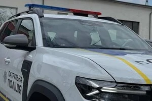Суд покарав жінку, яка хотіла влучити каменем у працівника ТЦК, а розбила скло поліцейського авто