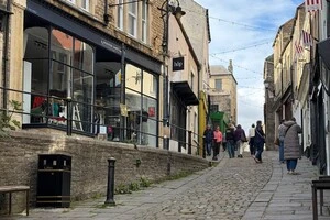 Центр міста, заповнений брукованими бічними вуличками, що піднімаються вгору