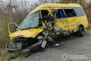 На місці події працюють слідчі поліції, які встановлюють обставини дорожньо-транспортної пригоди
