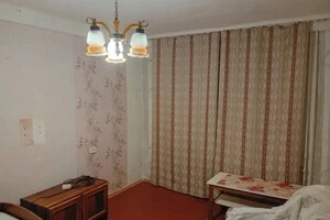 Квартира розташована на вул. Тичини, 21