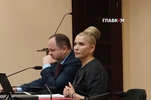 Лідерка «Батьківщини» Юлія Тимошенко та її адвокат під час судового засідання у ВАКС