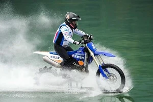 Чжан Сюе на модифікованому мотоциклі MX450 під час заїзду