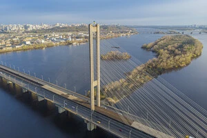 У Києві обмежено рух Південним мостом і зеленою гілкою метро