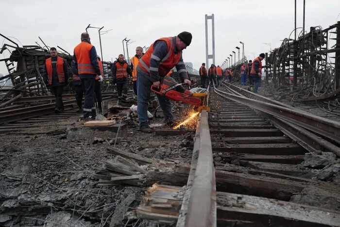 Коли буде відновлено роботу пошкодженого РФ Південного мосту в Києві: коментар влади