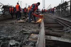 Демонтаж колій, пошкоджених вибухом на Південному мосту