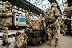 За словами Веніславського, наразі розглядають питання зміни правил бронювання та звільнення з військової служби окремих категорій осіб