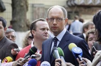 Яценюк передал Тимошенко молитвенник