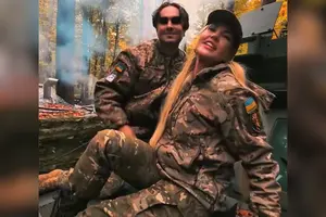 Камалія заспівала з викоанавцем Vladias, сидячи на бронемашині
