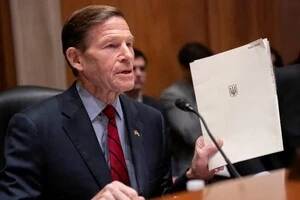 Сенатор-демократ Річард Блюменталь зажадав розвернути танкери з російським дизелем до прибуття в США