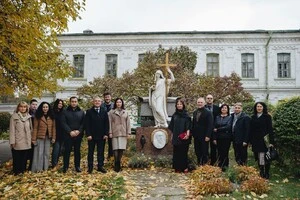 Мармуровий пам’ятник, присвячений князю Костянтину Іпсіланті