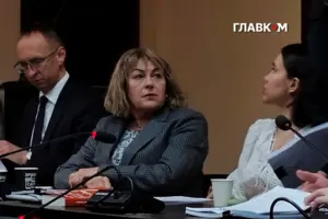Тетяна Крупа та її адвокати на засіданні ВАКС