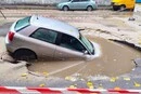У Києві через аварію на водопроводі машина провалилася під асфальт: рух обмежено
