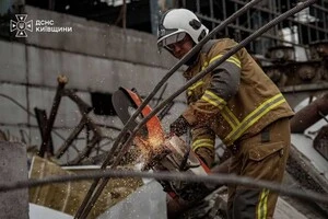 Рятувальники ліквідовують наслідки ворожої атаки на Київщині