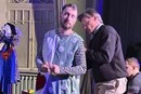 Джейме Ланністер з «Гри престолів» прийшов на допомогу ветерану на виставі у Києві (відео)