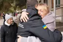 Українську делегацію жителі зустрічали зі сльозами на очах: перші кадри з окупованих Олешок