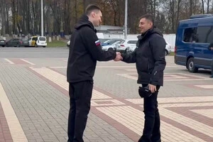 Під час гуманітарної місії в Олешках Лубінець продовжує зустрічатися та спілкуватися з представниками російської делегації