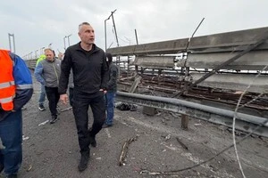 Столичний міський голова Віталій Кличко на пошкодженому росіянами Південному мосту