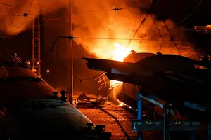 У мережі оприлюднили кадри пожежі пасажирського потяга, яку пов'язують із російською атакою на вокзал Дніпра