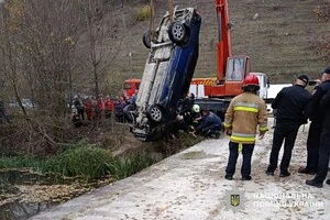 Автомобіль ВАЗ правоохоронці виявили у водоймі у Кам’янець-Подільському районі