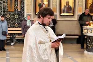 Ілля Богданов під час священничої хіротонії
