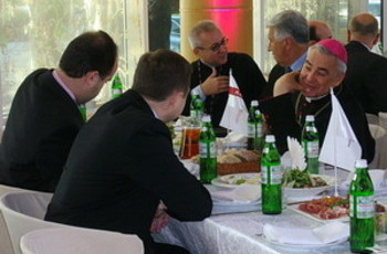Политики молятся в ресторанах