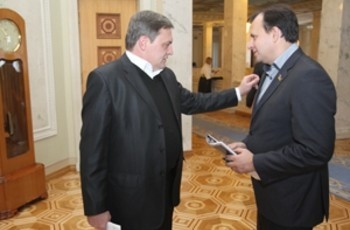 Атрибуты народного депутата: Айпад. 500 гривен. Тапочки