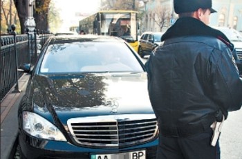 За 10 тысяч гривен можно купить номера милиции, а за 25 тысяч - Верховной Рады