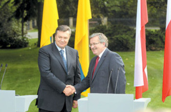 Коморовский привез Януковичу черную метку