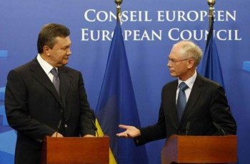 Януковичу будут подавать руку еще год